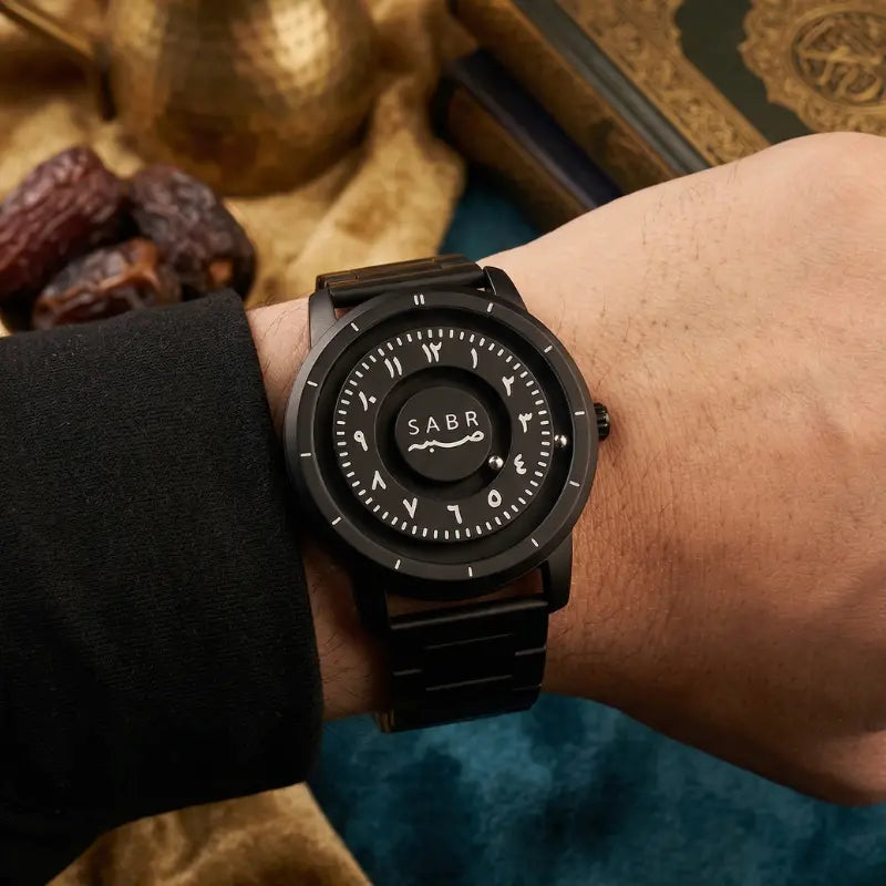 Montre « SABR » avec Chiffres Arabe et Bracelet en Acier - Édition Full Black Waqti Store