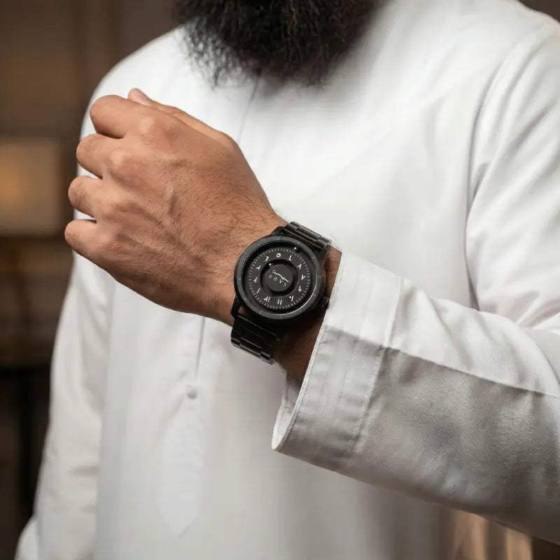 Montre « SABR » avec Chiffres Arabe et Bracelet en Acier - Édition Full Black Waqti Store