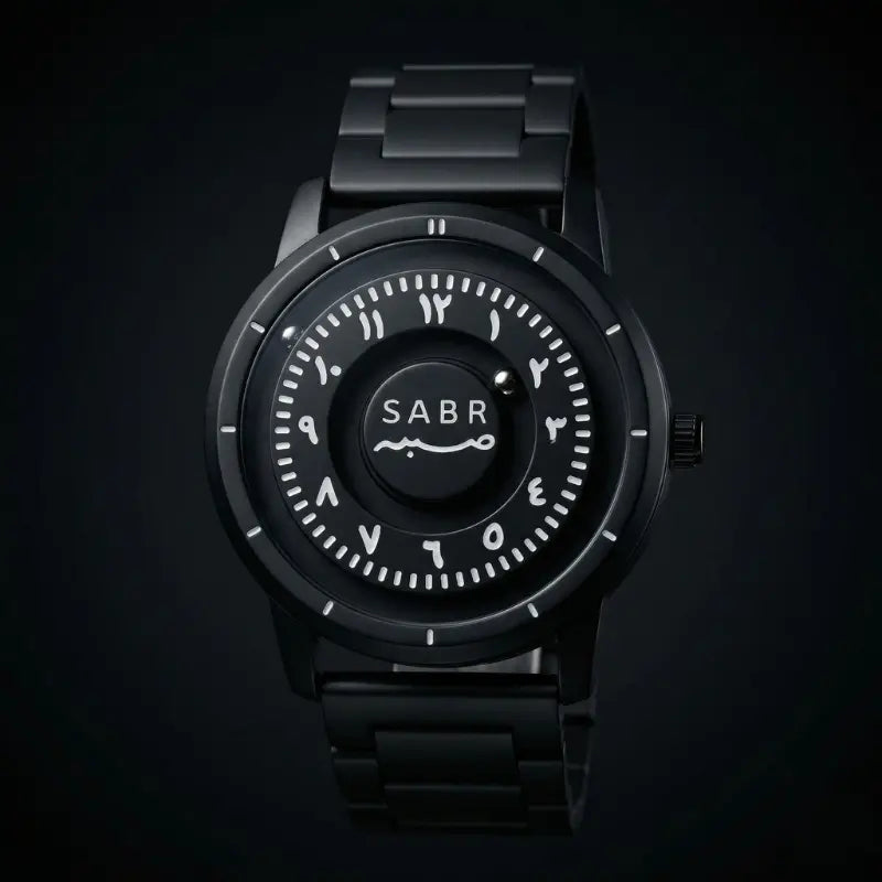Montre « SABR » avec Chiffres Arabe et Bracelet en Acier - Édition Full Black Waqti Store