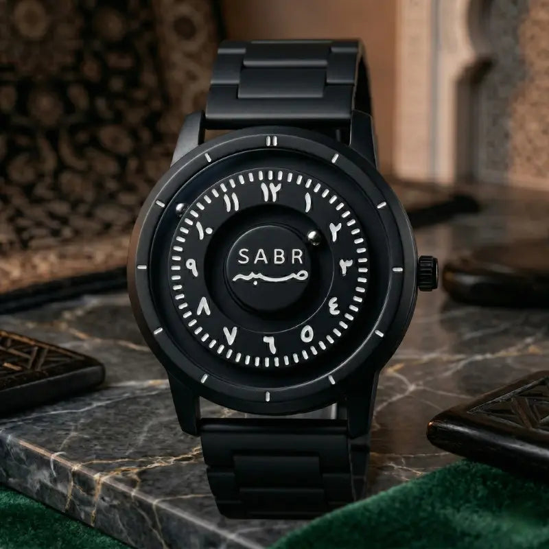 Montre « SABR » avec Chiffres Arabe et Bracelet en Acier - Édition Full Black Waqti Store