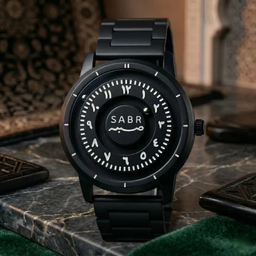 Montre « SABR » avec Chiffres Arabe et Bracelet en Acier - Édition Full Black Waqti Store