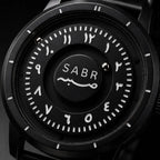 Montre « SABR » avec Chiffres Arabe et Bracelet en Acier - Édition Full Black Waqti Store