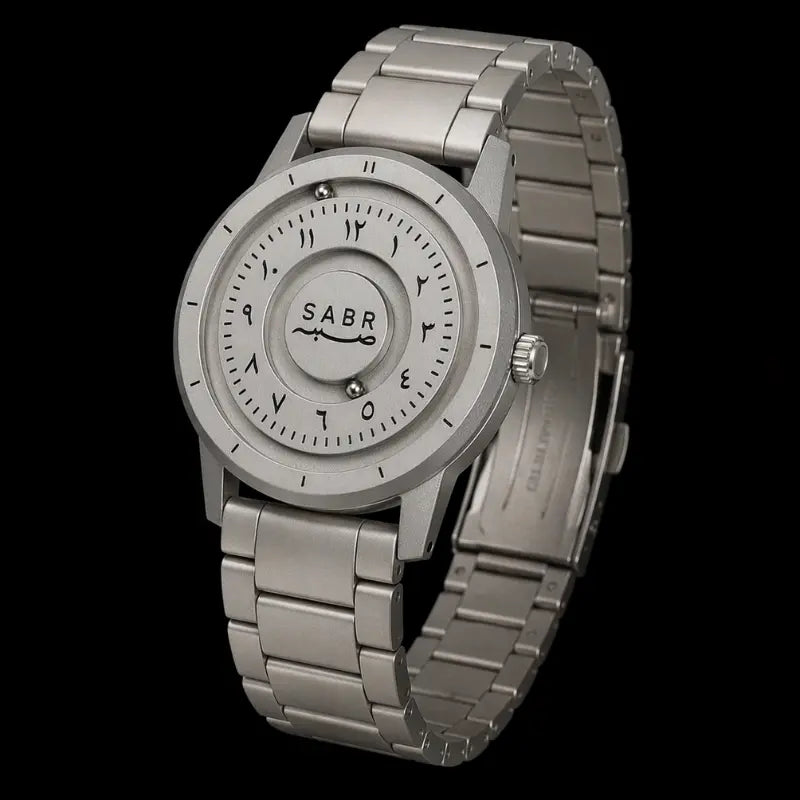 Montre « SABR » avec Chiffres Arabe et Bracelet en Acier - Édition Full Silver Waqti Store