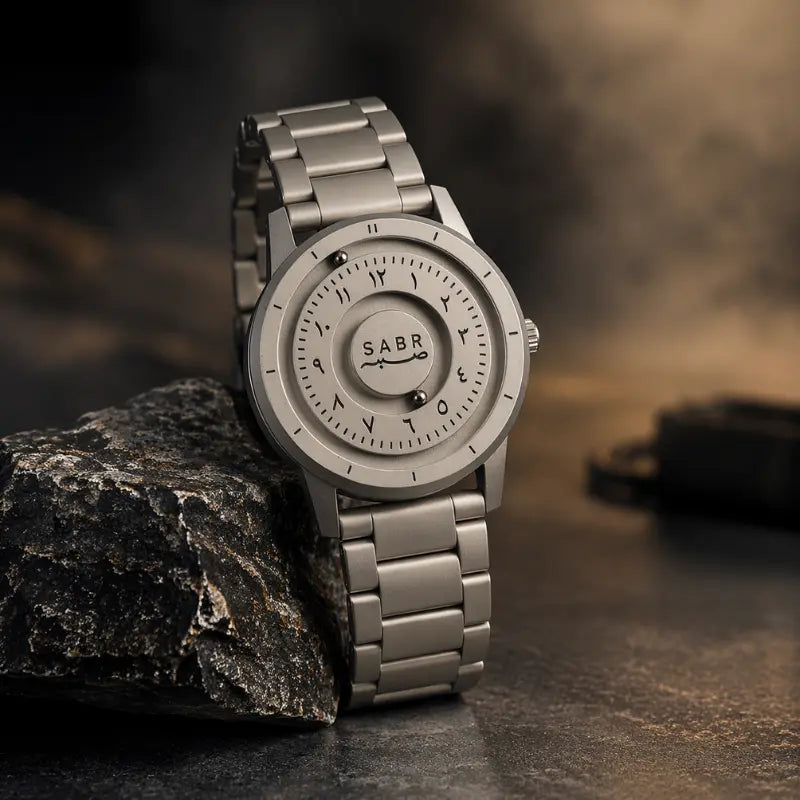 Montre « SABR » avec Chiffres Arabe et Bracelet en Acier - Édition Full Silver Waqti Store