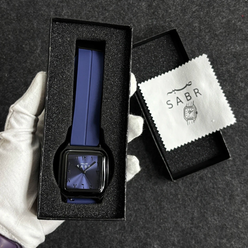 Montre « SABR » avec Chiffres Arabe Cadran Bleu Nuit et Bracelet en Silicone Bleu Waqti Store