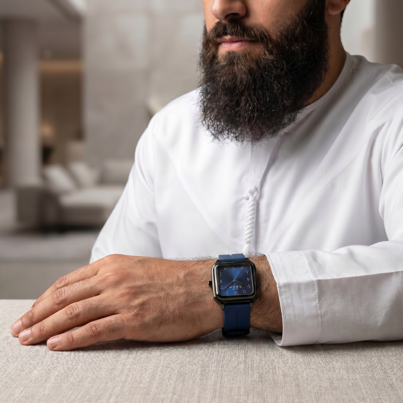 Montre « SABR » avec Chiffres Arabe Cadran Bleu Nuit et Bracelet en Silicone Bleu Waqti Store