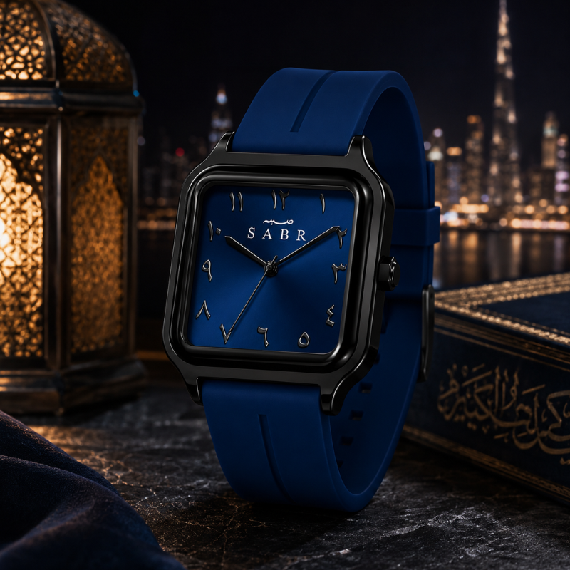 Montre « SABR » avec Chiffres Arabe Cadran Bleu Nuit et Bracelet en Silicone Bleu Waqti Store