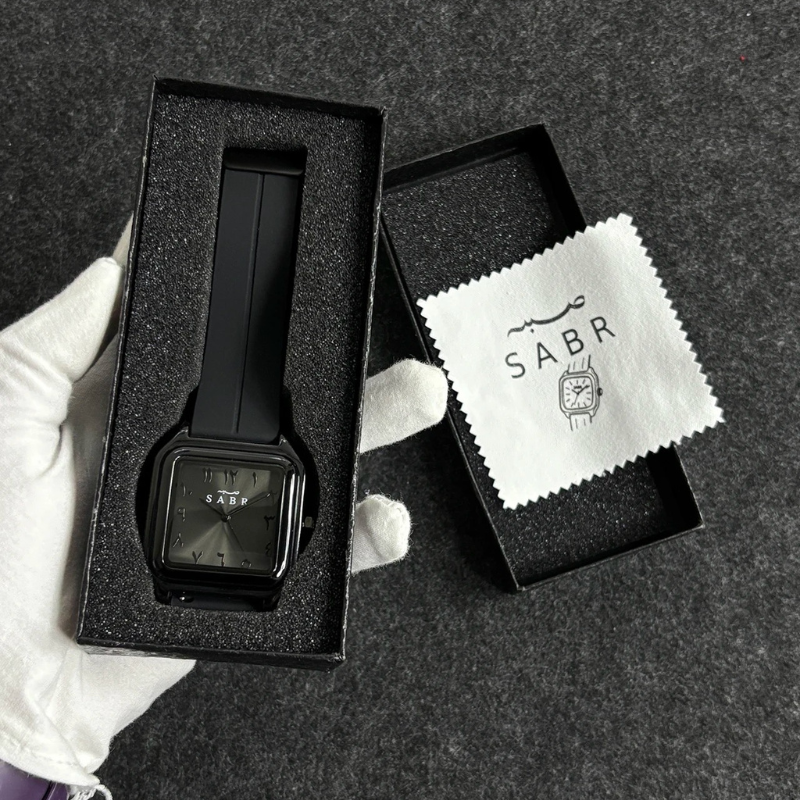 Montre « SABR » avec Chiffres Arabe Cadran Argent et Bracelet en Silicone Noir Waqti Store